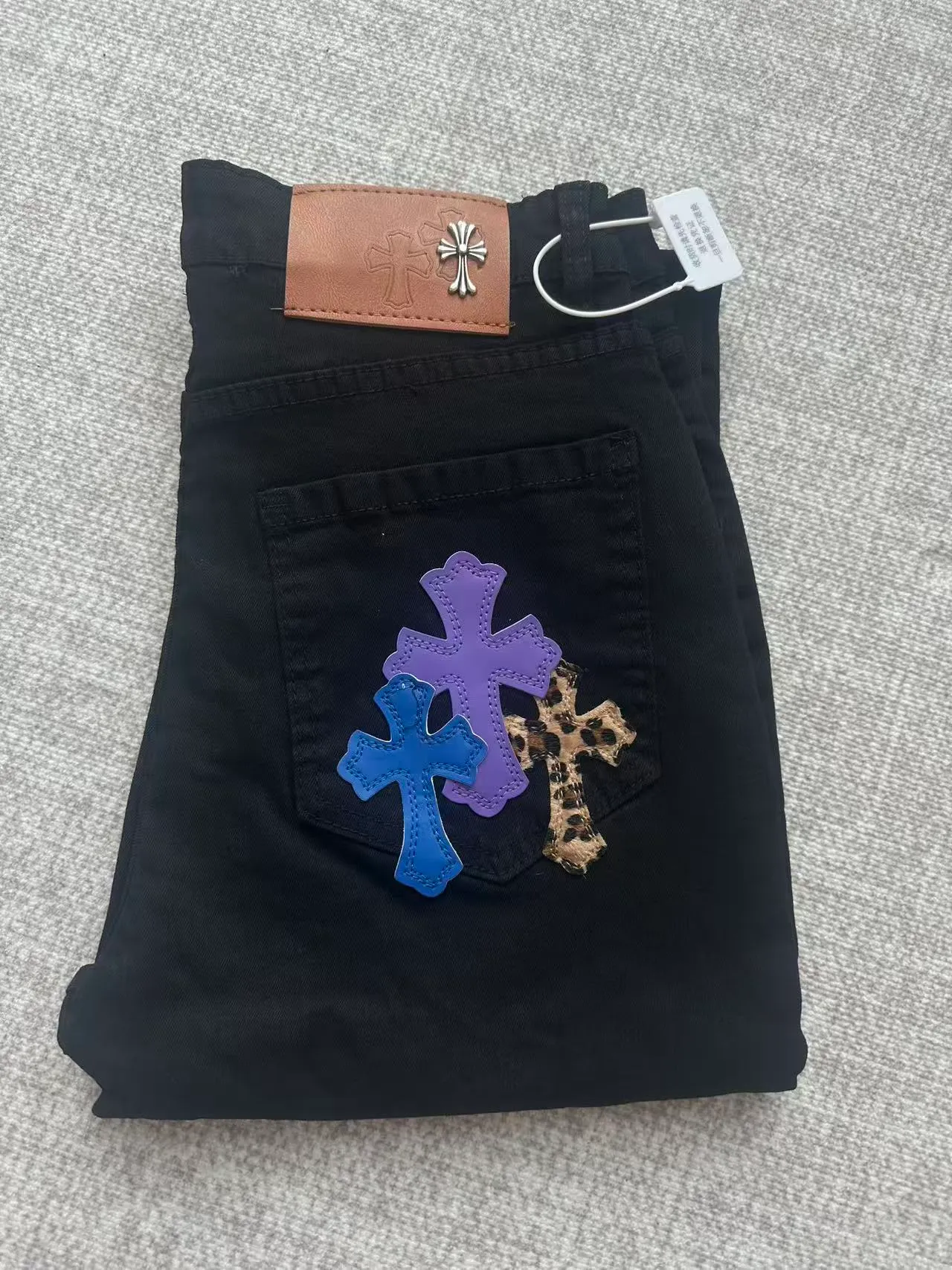 P176 Style No. Cc928 Chrome hearts high street patch jeans Chrome hearts vibe style versatile jeans are the most popular high street style at the moment. Made of beaded canvas fabric, heavy washing makes the upper body of the fabric more textured and the pants are tall and straight! The three-dimensional cutting of the whole trousers is a masterpiece! The beaded canvas fabric is thick and soft after washing. It has good breathability. Customized small leather label. Unique design. The details are in place, simple and elegant, and the workmanship is exquisite. The entire trousers are neatly routed and the details are in place! It’s so cool. It’s a genderless trend that both men and women can easily control. Color: Picture color. Sizes M-XXL